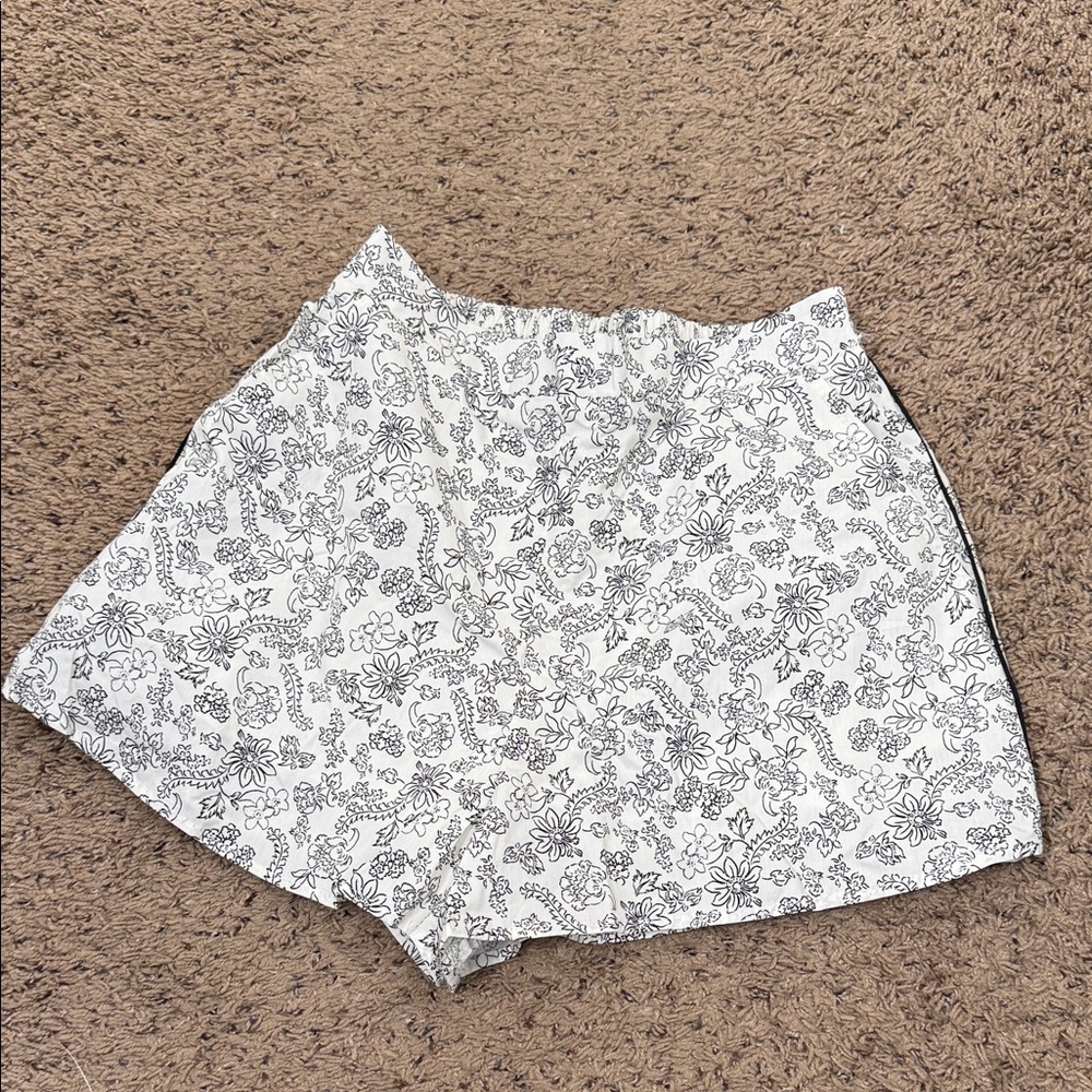 Francesca’s white and black Floral Print Women's Shorts size medium NWT